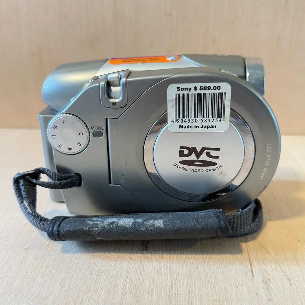 Sony HC-700 12.0 Mega Pixels by Interpolated Digital Camcorder “UNTESTED”AS IS.